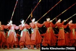 Артисти Національного заслуженого академічного ансамблю танцю України імені Павла Вірського під час танцю «Запорожці», 1977 рік