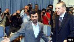 Prezident Mahmud Əhmədinejad baş nazir Rəcəb Tayyip Ərdoganı salamlayır. Tehran, 27 oktyabr 2009
