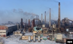 Поврежденный химический завод в Авдеевке
