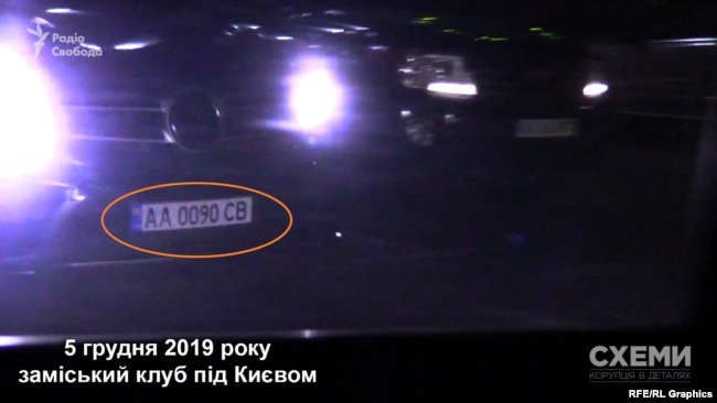 Поряд із ним очікувало ще два невідомі «Мерседеси»