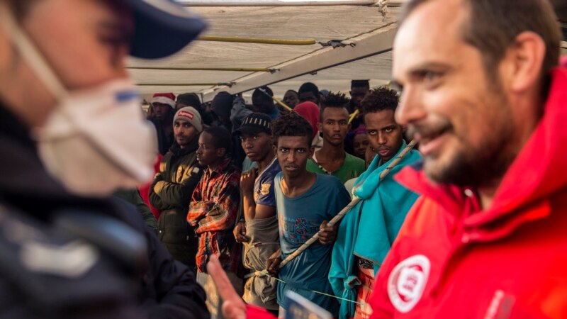Španija dozvolila humanitarnom brodu sa 107 migranata da uplovi u njenu luku 