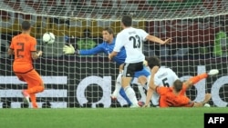 Голландия қақпасына Германия құрамасының гол соққан сәті. Украина, Харьков, 13 маусым 2012 жыл.