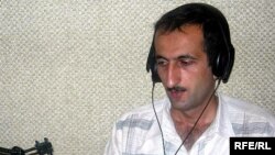 Jurnalist iddia edir ki, Əli Quliyev noyabrın 18-də onun evinə basqın edib, onu və ailə üzvlərini təhqir edib