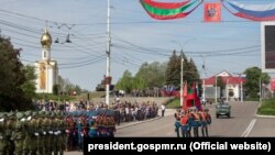 Militari ruși, alături de cei transnistreni, la parada de 9 mai de la Tiraspol, 2017