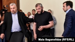 Серги Капанадзе (слева) с отцом убитого подростка Зазой Саралидзе в парламенте, 8 июня 2018 г.
