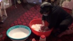 Kasıblıqdan soyuducusunu da satıb... amma 190 manatı ala bilmir