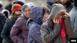 Мігранти у черзі за їжею на грецько-македонському кордоні, березень 2016 року