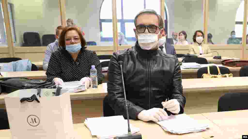 СЕВЕРНА МАКЕДОНИЈА - Во скопскиот Кривичен суд денеска требаше да се одржи првото рочиште од предмет во кој поранешната специјална обвинителка Катица Јанева го тужи Бојан Јовановски - Боки 13 за нелегално снимање. Тужбата е поради фотографијата на која се гледа Јанева со пари, која наводно ја снимил Јовановски, а која беше прикажана во доказниот материјал за случајот Рекет во кој и двајцата се осудени. Судењето беше одложено поради влошена здравствена состојба на Јовановски.