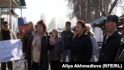 Қарабұлақ ауылының тұрғындары наразылық шарасы кезінде. Алматы облысы. 11наурыз, 2013 жыл.