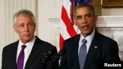 Barack Obama (djathtas) duke e shpallur dorëheqjen e sekretarit të mbrojtjes Chuck Hagel 