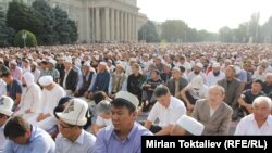 Кыргыз Өкмөтүнүн имаратынын алдындагы орозо айт намазы. Бишкек ш. 08.8.2013.
