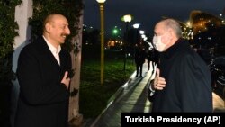 Președintele azer Ilham Aliyev îl întâmpină pe omologul său turc Recep Tayyip Erdogan, 9 decembrie 2020