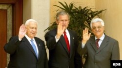 Джордж Буш (в центре)