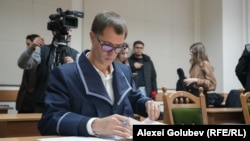 Procurorul Vitalie Codreanu, răsfoindu-și notițele, la reluarea procesului „kuliok”, la Curtea supremă de Justiție, pe 25 noiembrie