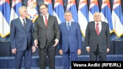 Na fotografiji od 23. juna 2017. s leva na desno: Tomislav Nikolić, predsednik Srbije od 2012. do 2017., tokom devedesetih desničar iz redova radikala Vojislava Šešelja; Aleksandar Vučić, trenutno predsednik Srbije u drugom mandatu, u devedesetim takođe u uskom krugu Šešeljevih saradnika; Zoran Lilić, neuspeli kandidat socijalista za predsednika Srbije, ali i bivši predsednik SRJ (Savezne Republike Jugoslavije), u devedesetim u krugu miloševićevaca i Milan Milutinović, Miloševićev kadar, bivši predsednik Srbije i jedini srpski zvaničnik koji je pred Haškim sudom oslobođen optužbi za zločine počinjene na Kosovu.