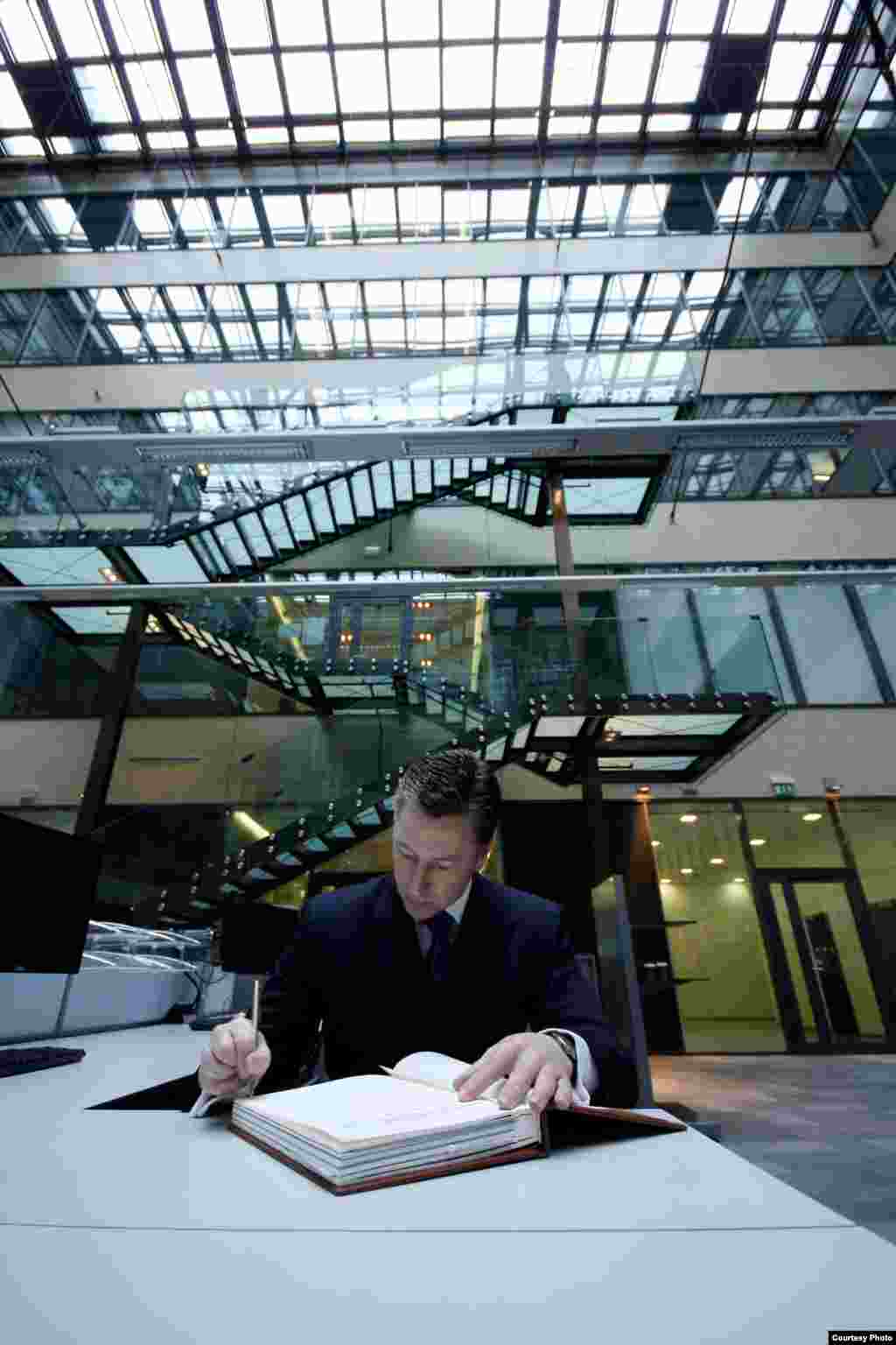 Kurt Volker signs the RFE/RL guestbook in the new Central Newsroom.