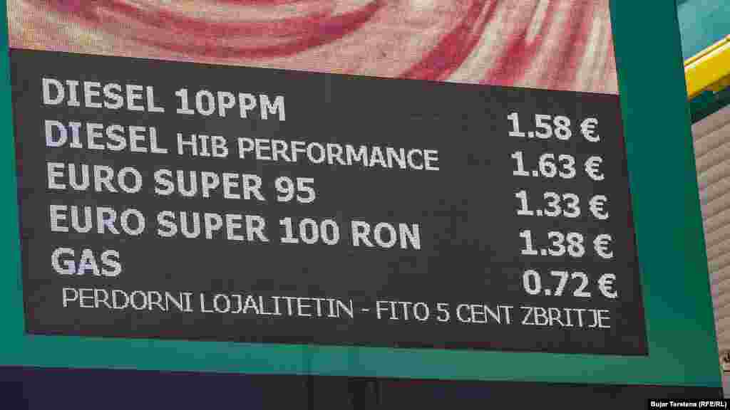 Në këtë fotografi mund të shihni dallimin në çmime të derivateve të naftës më 3 dhe 16 mars.Rritje e çmimeve vërehet në dy lloje të karburantit diesel.Në këtë pompë të HIB-it, çmimi për një litër Diesel më 9 mars ishte 1.55 euro.