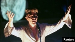 Дейвид Боуи по време на концерт в Чикаго, САЩ, 1997 г.