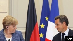 Angela Merkel și președintele Franței, Nicolas Sarkozy la conferința comună de presă de marți la Palatul Elysee la Paris