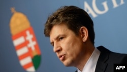 Aszódi Attila a paksi atomerőmű teljesítményének fenntartásáért felelős kormánybiztosa sajtótájékoztatót tart a budapesti parlament épületének Gobelin termében 2014. december 9-én.