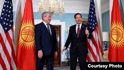 Адылбек Касымалиев жана АКШ мамкатчысы Марко Рубио. Вашингтон, 2026-жылдын 15-апрели.