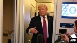 Доналд Трамп дар ҳавопаймои раисиҷумҳурӣ