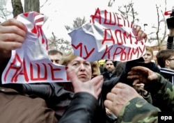 Проросійські активісти нападають на жіночу акцію біля штабу ВМС України в Сімферополі, 5 березня 2014 року