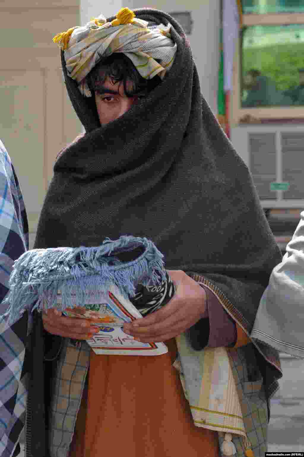 Afghanistan: in Kandahr taliban militants quit fighting.22FEB2012