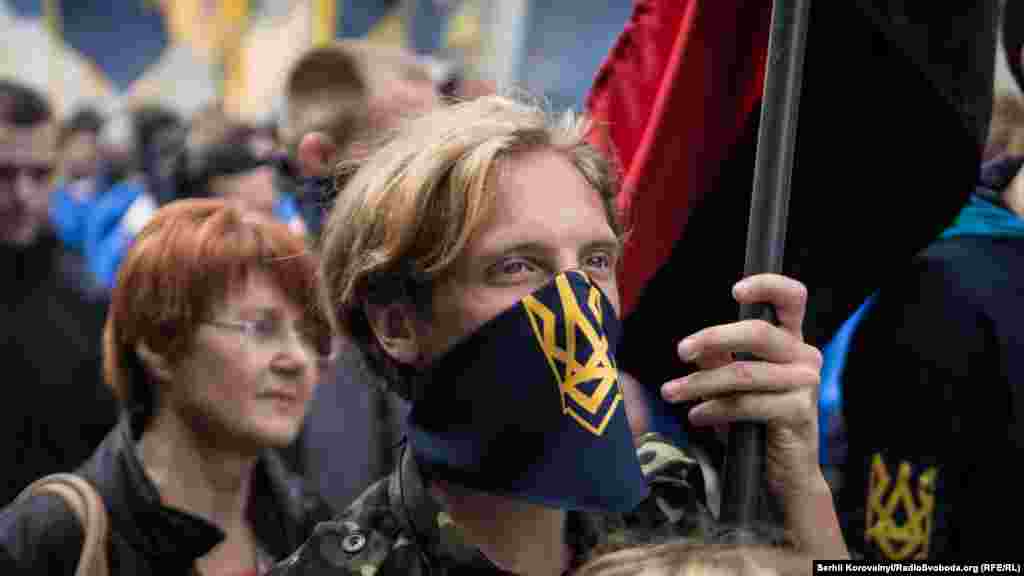 Азовці закривають обличчя хустками із патріотичною символікою