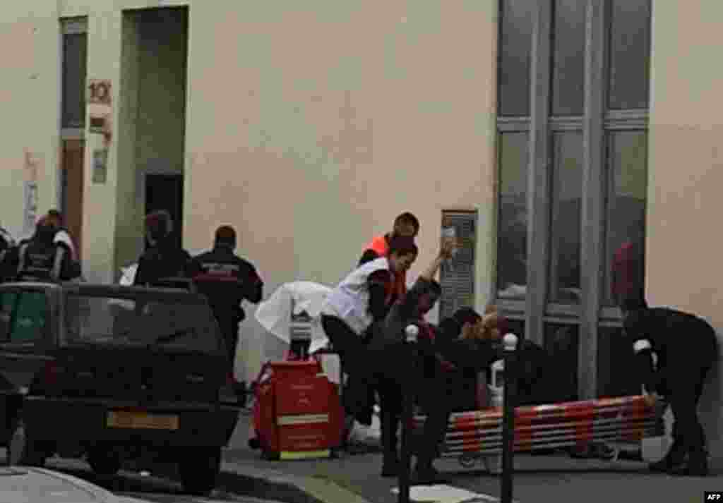 Пожежники й поліція перед будівлею сатиричного видання Charlie Hebdo в Парижі після нападу