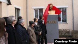 Бюст Сталина открыт в Луганске 