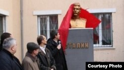 Бюст Сталіна в Луганську
