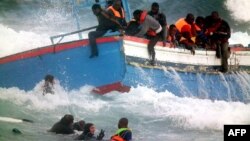 Италия жағалауында апатқа ұшыраған мигранттарды құтқарушылар. (Көрнекі сурет).