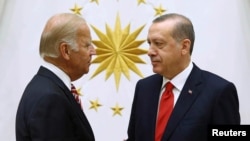 Prezidentlər Co Bayden (solda) və Recep Tayyip Erdoğan (Arxiv fotosu)