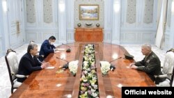 Ўзбекистон президенти Шавкат Мирзиёев ва АҚШ Қуролли кучлари Марказий қўмондонлиги қўмондони генерал Кеннет Маккензи, Тошкент, 2020 йил 20 октябри.