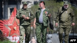 Veterani ruși ai conflictului ruso-ucrainean se plimbă în fața Muzeului Marelui Război Patriotic de pe Dealul Poklonnaia, în vestul Moscovei, pe 6 mai 2026, cu câteva zile înainte de parada militară de Ziua Victoriei.