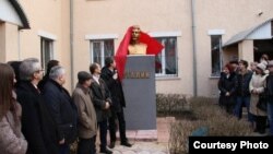 Ստալինի կիսանդրու բացումը Լուգանսկում, 19-ը դեկտեմբերի, 2015թ.
