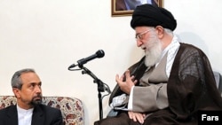 آیت الله علی خامنه ای، رهبر جمهوری اسلامی ایران، در حال گفت و گو با محمد نهاوندیان، رییس اتاق بازرگانی و صنایع و معادن ایران 