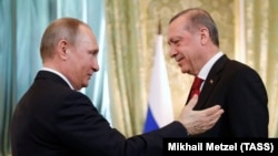 Presidenti rus Vladimir Putin dhe homologu turk, Recep Tayyip Erdogan