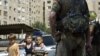 По словам Мазура, чеченцы несли России больше бед, чем российские военные - жителям Чечни. Фото: российские солдаты патрулируют улицы Грозного, 27 августа 2003 г.