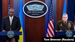 Міністр оборони США Ллойд Остін (ліворуч) і голова Об’єднаного комітету начальників штабів США генерал Марк Міллі на брифінгу після засідання Контактної групи щодо оборони України. Пентагон, 16 листопада 2022 року