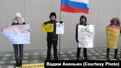 Вадим Ананьин (в центре) на акции против "обнуления Путина"