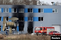 O hală de producție incendiată, într-o zonă industrială din orașul ceh Pardubițe, pe 20 martie 2026.