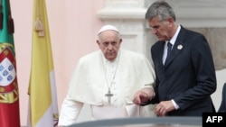 Папа Римський Франциск (л) у Лісабоні, Португалія, 2 серпня 2023 року