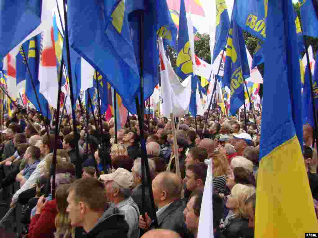 Близько трьох тисяч прихильників опозиційних сил мітингують у Маріїнському парку біля будинку парламенту проти політики Президента Віктора Януковича. 