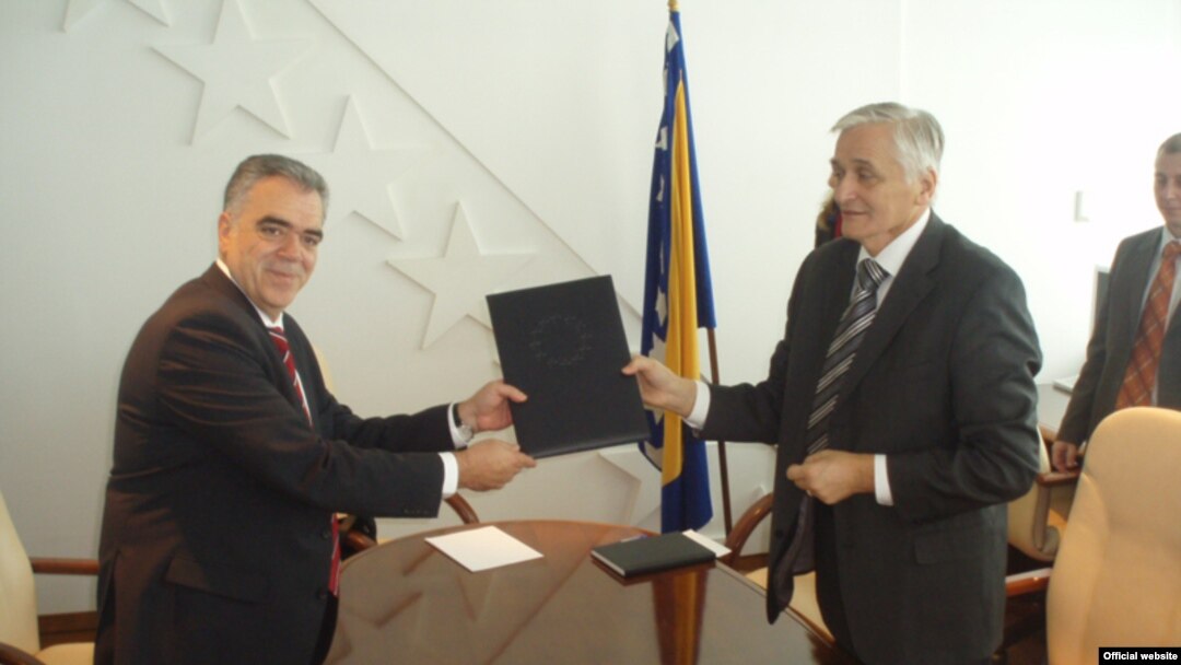 Dimitris Kourkoulas uručuje Nikoli Špiriću izvještaj o BiH