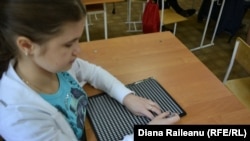 Diana citind pe o tabletă Braille