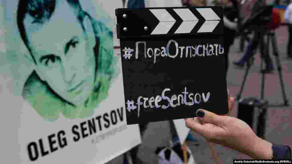 В третью годовщину ареста крымчанина Олега Сенцова в центре Киева прошла акция &laquo;Free Sentsov&raquo;, 11 мая 2017 года