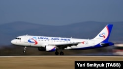 Самолет «Уральских авиалиний», иллюстрационное фото