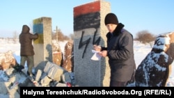 Пошкоджений пам’ятник на місці Гути-Пеняцької: обмальовані стели з іменами загиблих, розвалений хрест посередині, фото 10 січня 2017 року